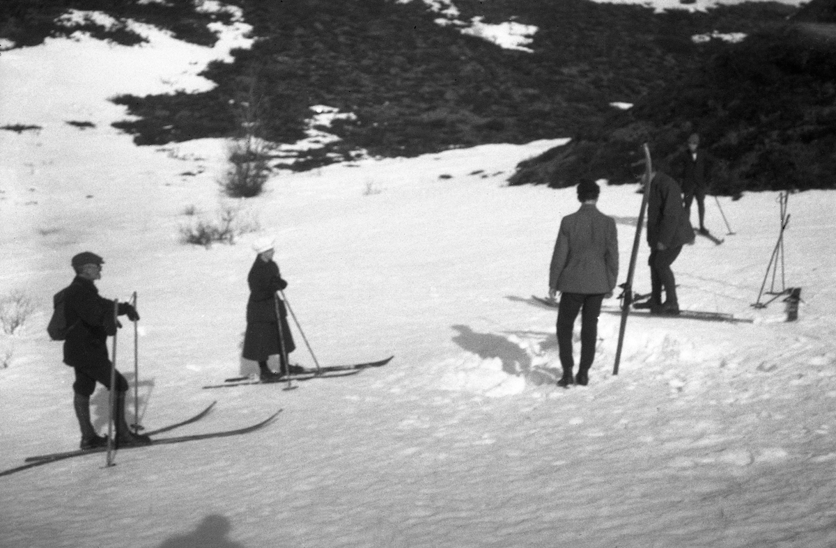 Påskegjester på ski ved Arentz-familiens feriested Trøan ved Røros. Fotografert 1912-13.