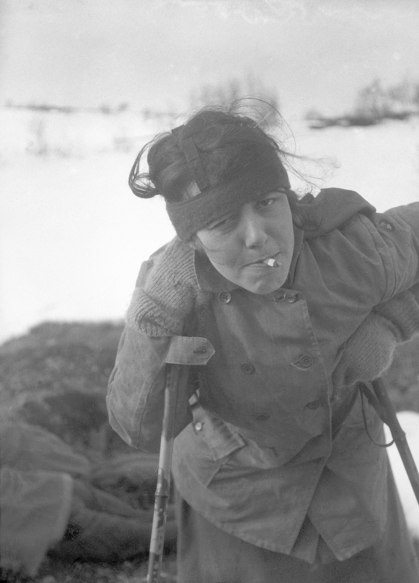 Lillian Bennett på skitur med sneip i munnen.