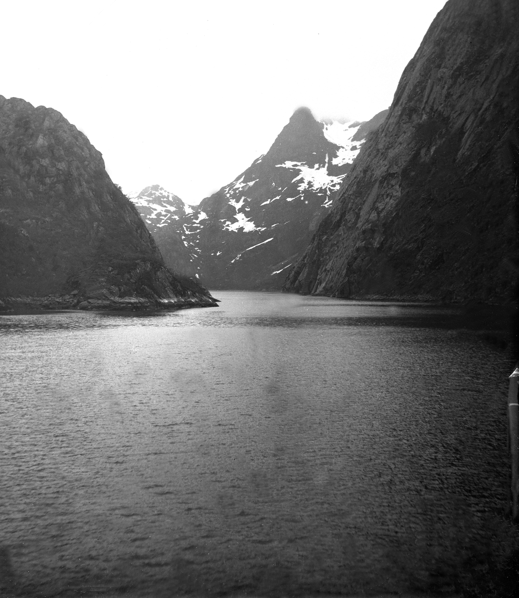 På vei inn Trollfjorden under Trondhjems Studentersangforenings Nordlandsturné. Fotografert 1921.