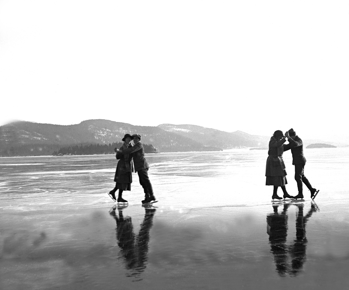 Medlemmer av Arentz-familien danser på skøyter på Jonsvatnet i Trondheim. Fotografert 1923.