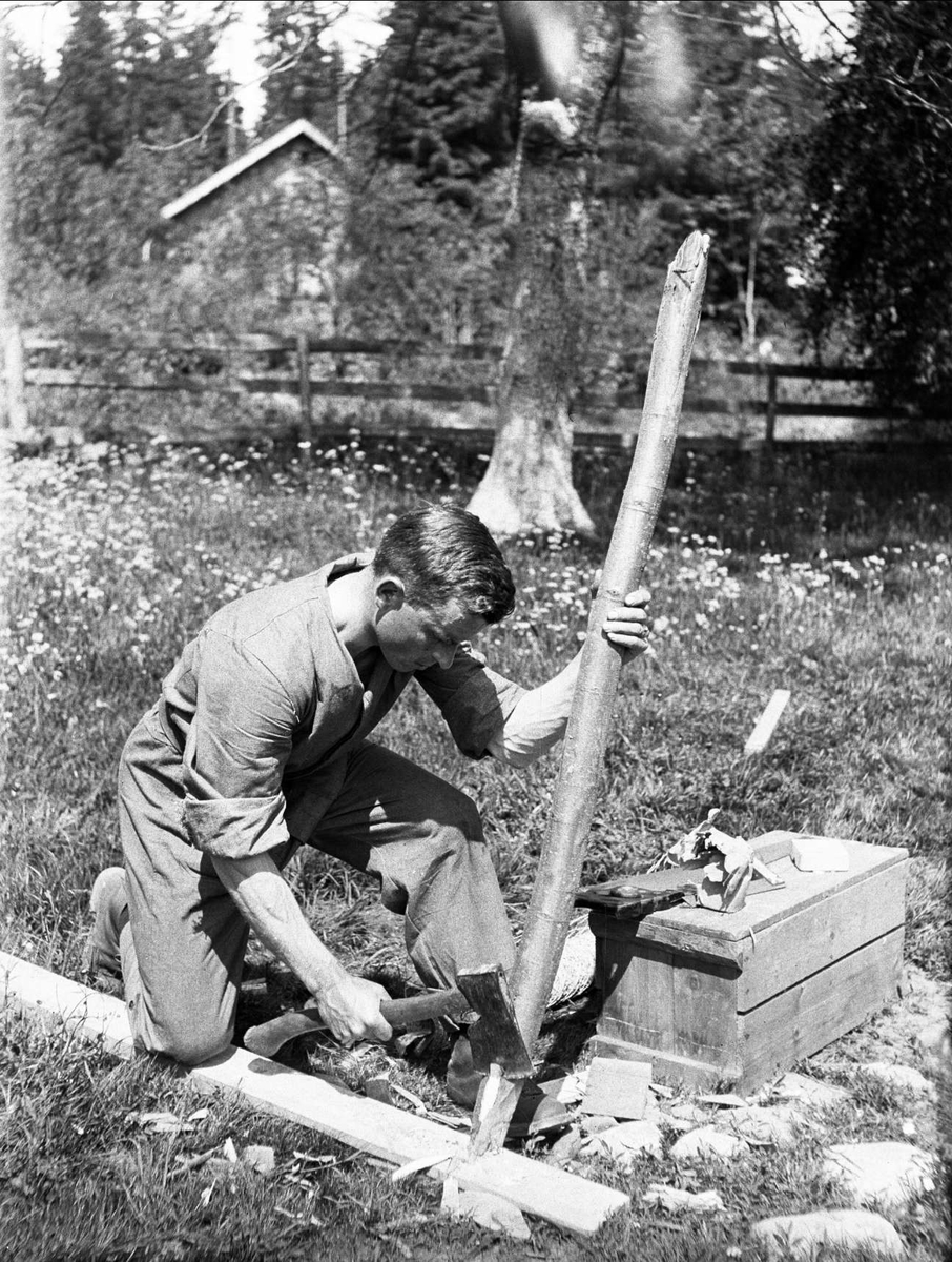 Fritjof Arentz hogger til en stolpe, Odalen, juni 1925.