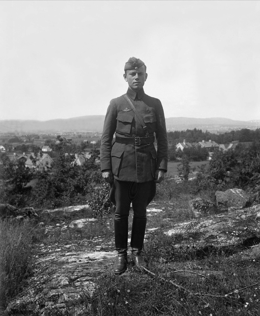 Bjarne Arentz i flygeruniform i september 1925.