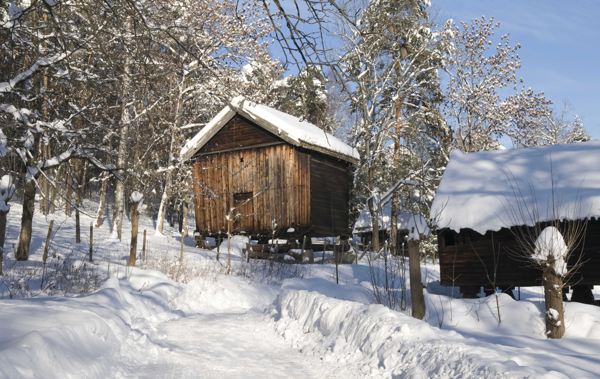 Bualoft fra Midtbære i Raundal, Voss.