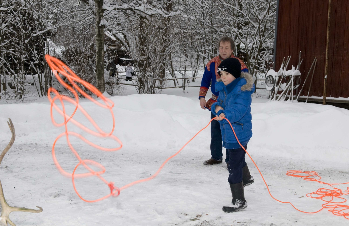 Samefolkets dag.
Gutt lærer å kaste lasso utenfor Karterud.