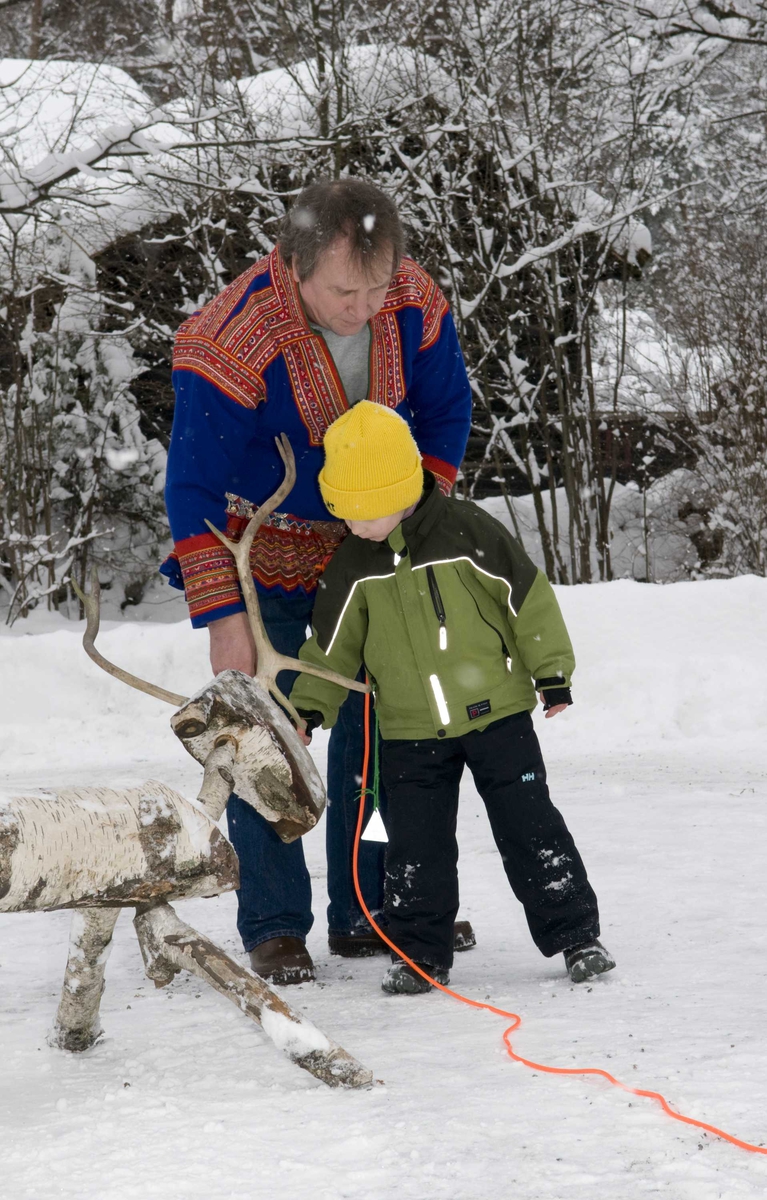 Samefolkets dag.
Gutt lærer å kaste lasso utenfor Karterud.