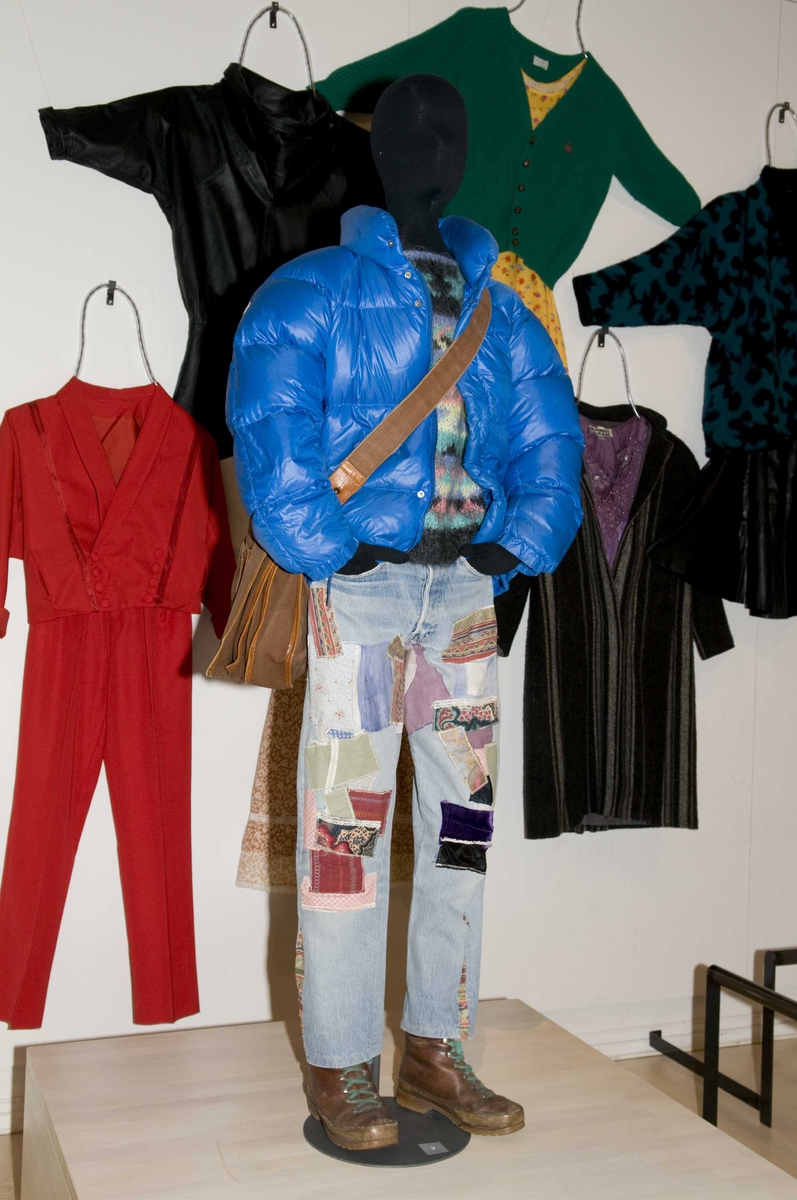En serie med bilder fra utstillingen "Back to the 80s".