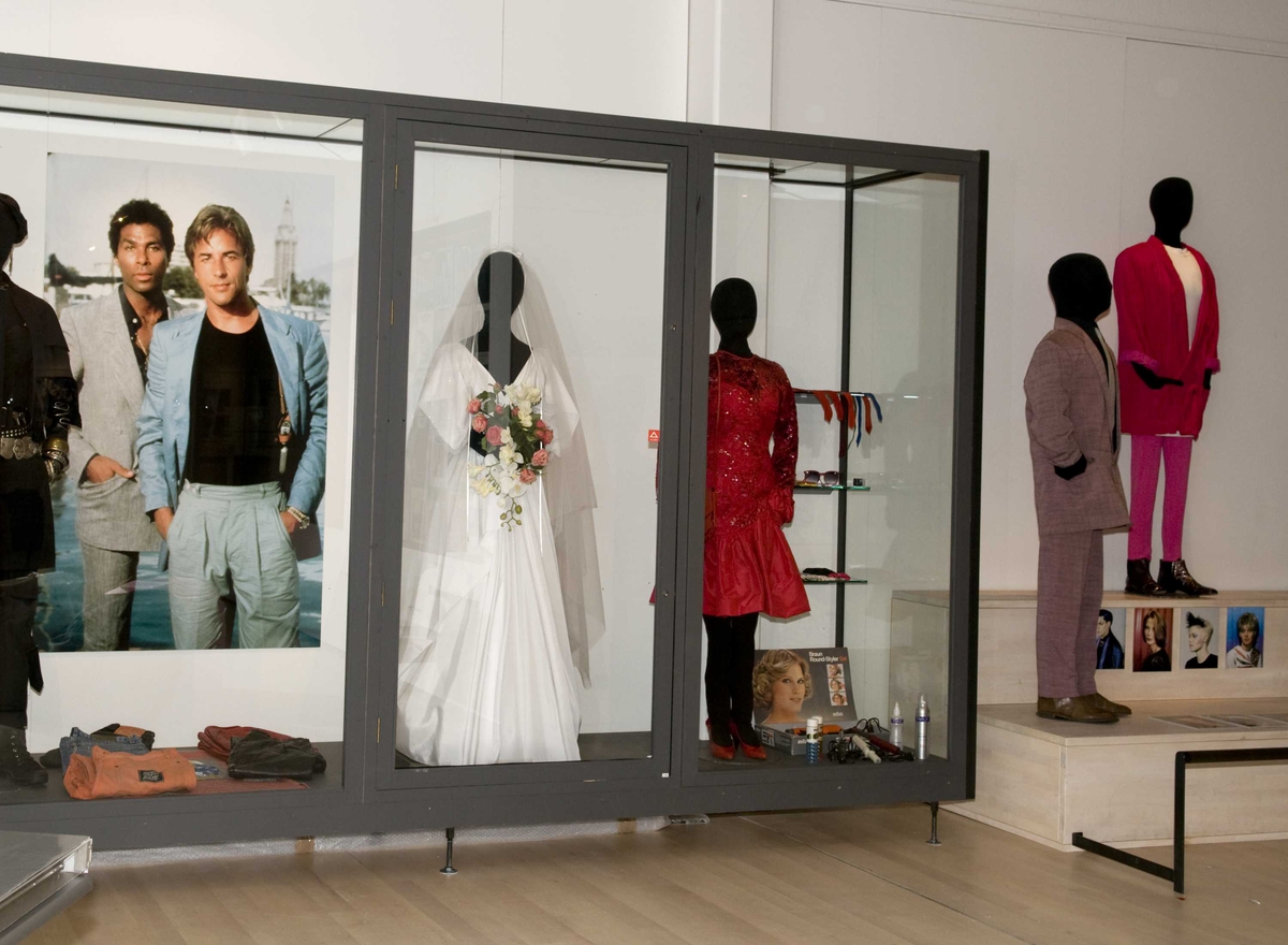 En serie med bilder fra utstillingen "Back to the 80s".