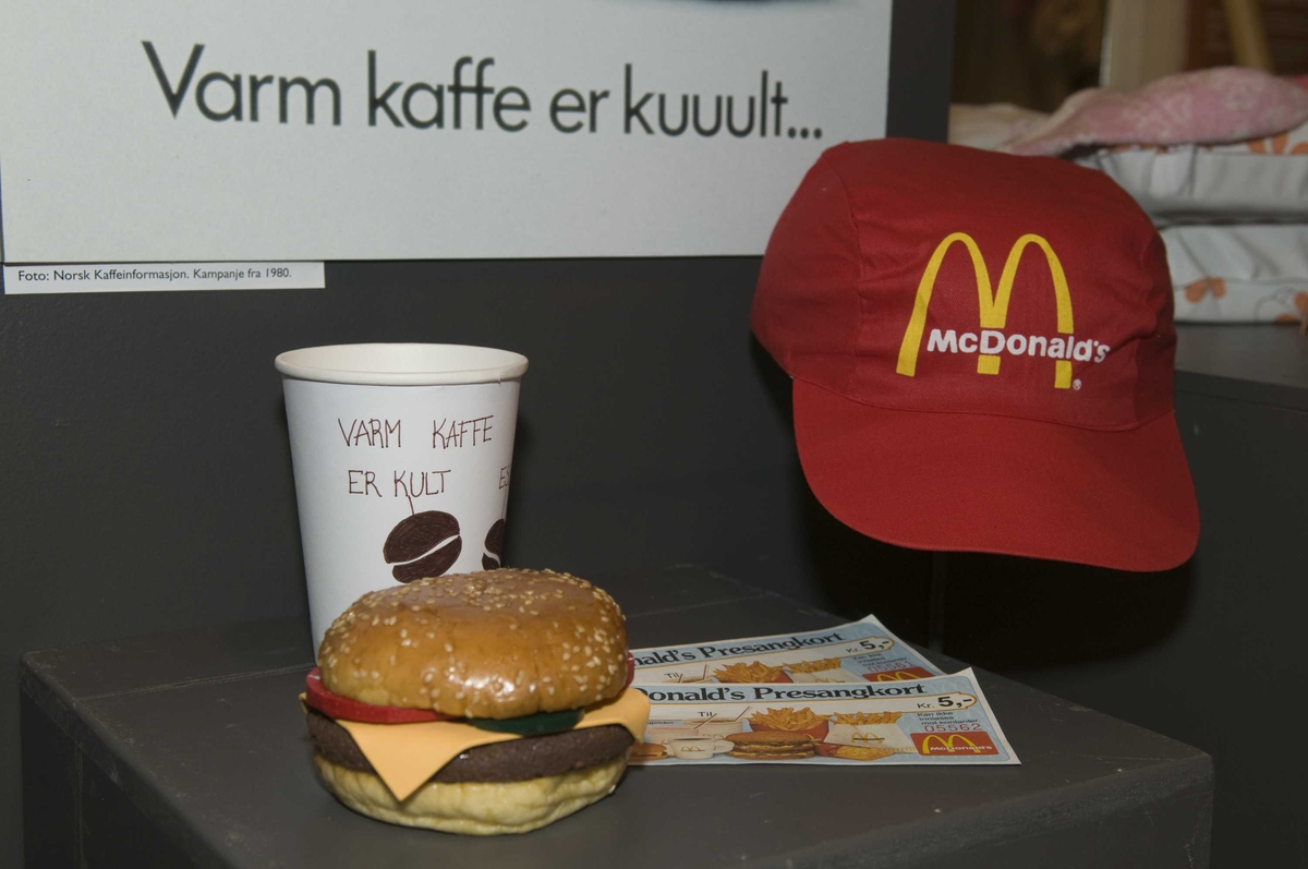 En serie med bilder fra utstillingen "Back to the 80s".