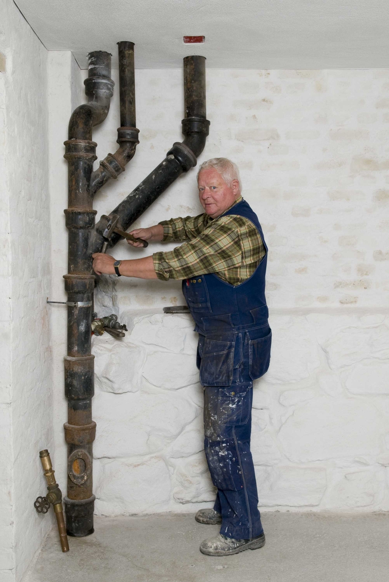 En serie bilder av rørlegger i arbeid i Wessels gate 15.