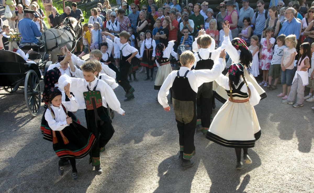 Danseoppvisning i Hallingdalstunet av Norsk Folkemuseums dansegruppe. St. Hansaften 2009.