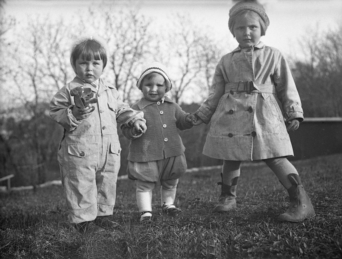 Søstrene Guri og Siri Arentz på tur sammen med venninnen Bitten Ramstad på tur. Fotografert mai 1932.