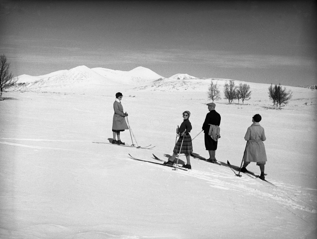 Skiløpere på vei til Peer Gynt hytta i påskefjellt. Fotografert 1932.