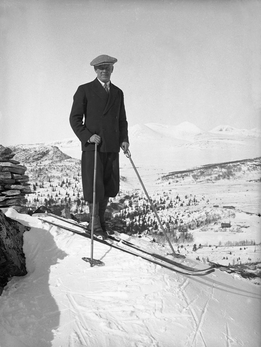 Harald Kruge på ski med ny skidrakt i påskefjellt. Fotografert påsken 1932.