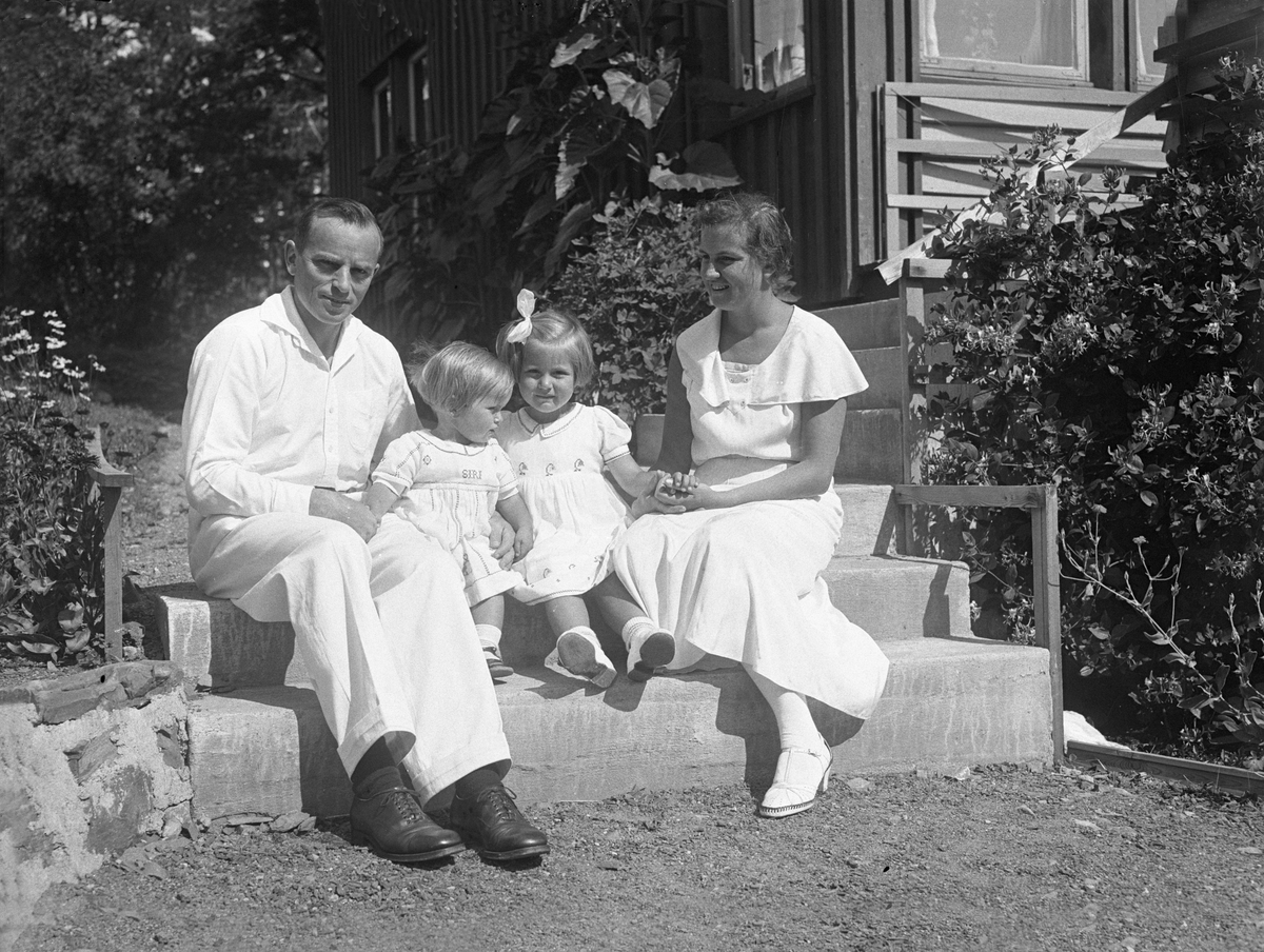 Familien Arentz sitter sammen på hagetrappen i P.T. Mallings vei 4, Bygdøy. Fotografert 1932.