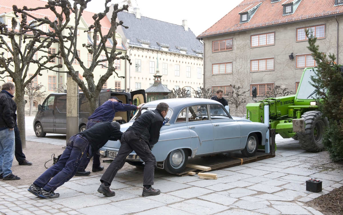 Bil på torget som skal inn i temautstillingen: 1950-tallet: Drøm og virkelighet, Norsk Folkemuseum april 2010. Bilen er av merket Wartburg.