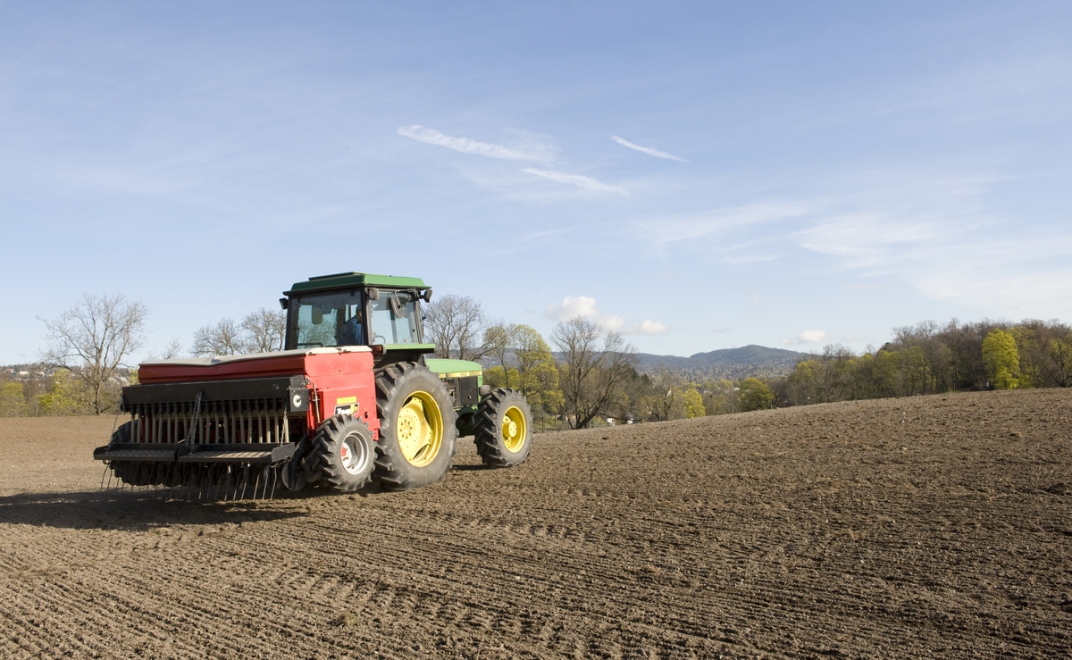 Såing av korn på Bygdø Kongsgård, mai 2010. Traktor på jordet.