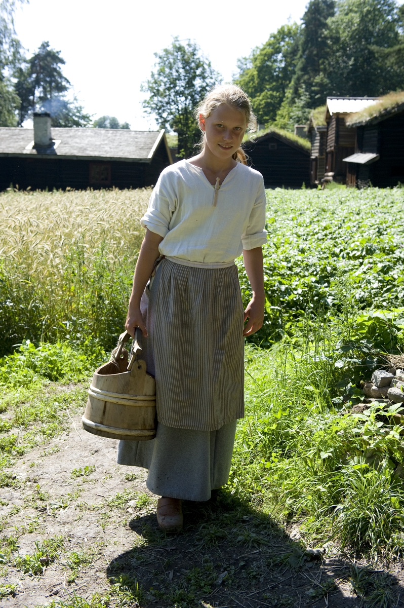 Jente med vannkanne. Norsk Folkemuseum, 2010. 