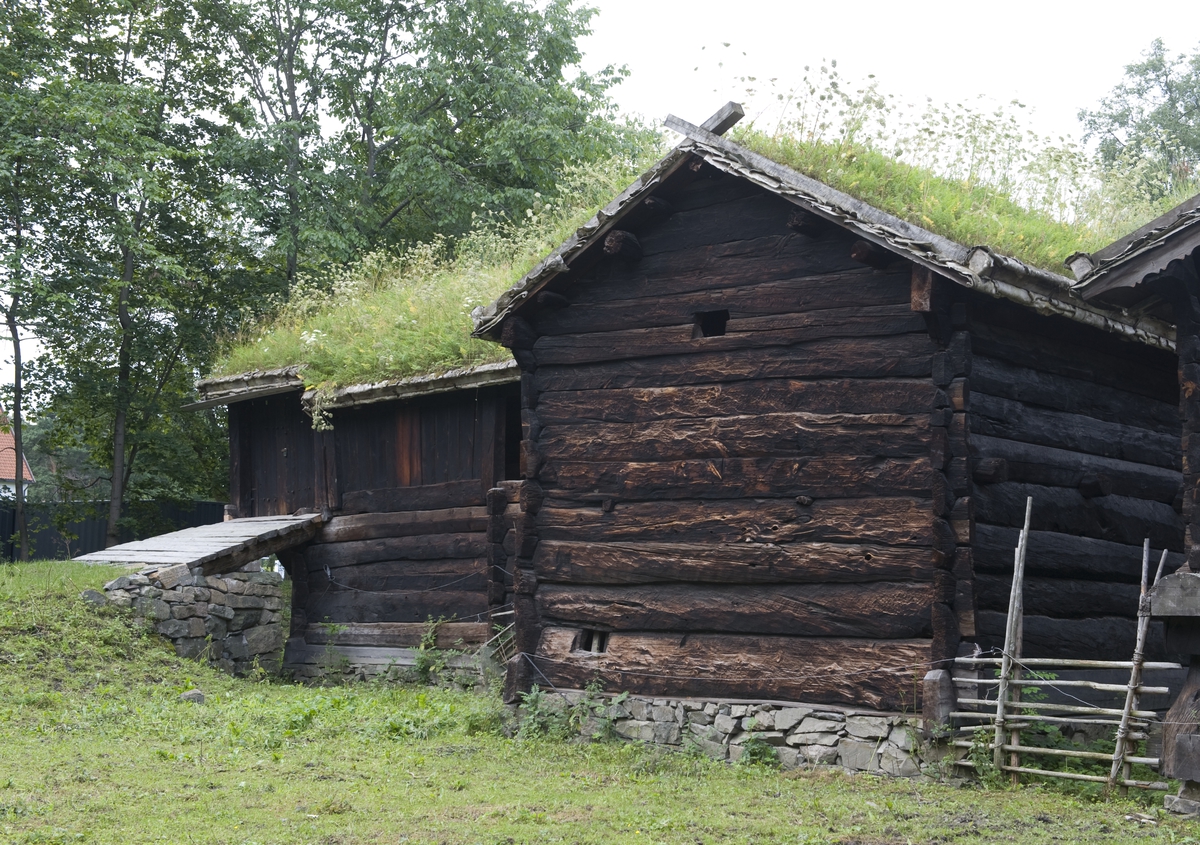 Geitehus fra Halvorsgard, Hol og bur fra Trøym, Hemsedal. Hallingdalstunet, Norsk Folkemuseum, 2010.