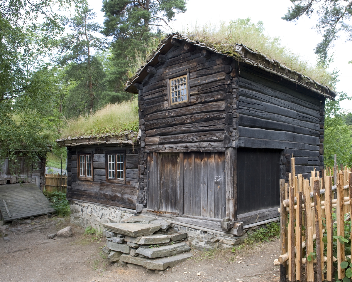 Stue fra Bakarplassen under gården Mjøen i Oppdal. Norsk Folkemuseum, 2010.