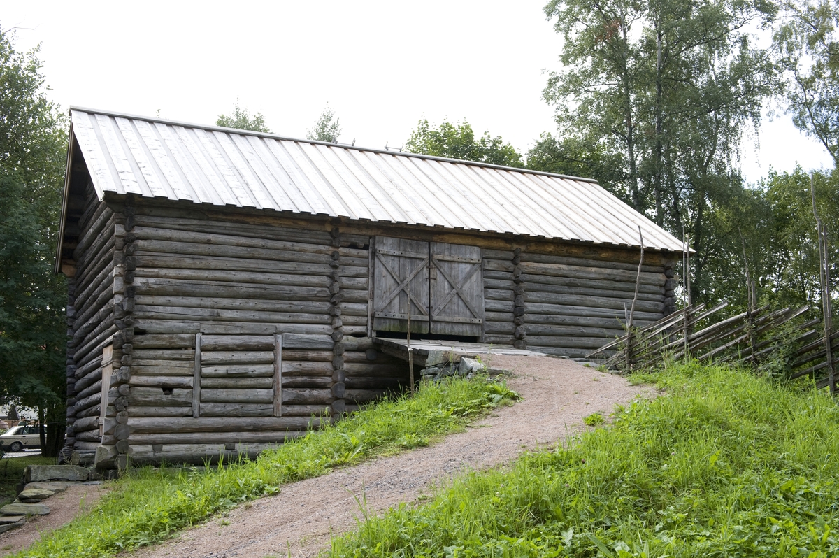 Løe ved Hallingdalstunet. Norsk Folkemuseum, august 2010.