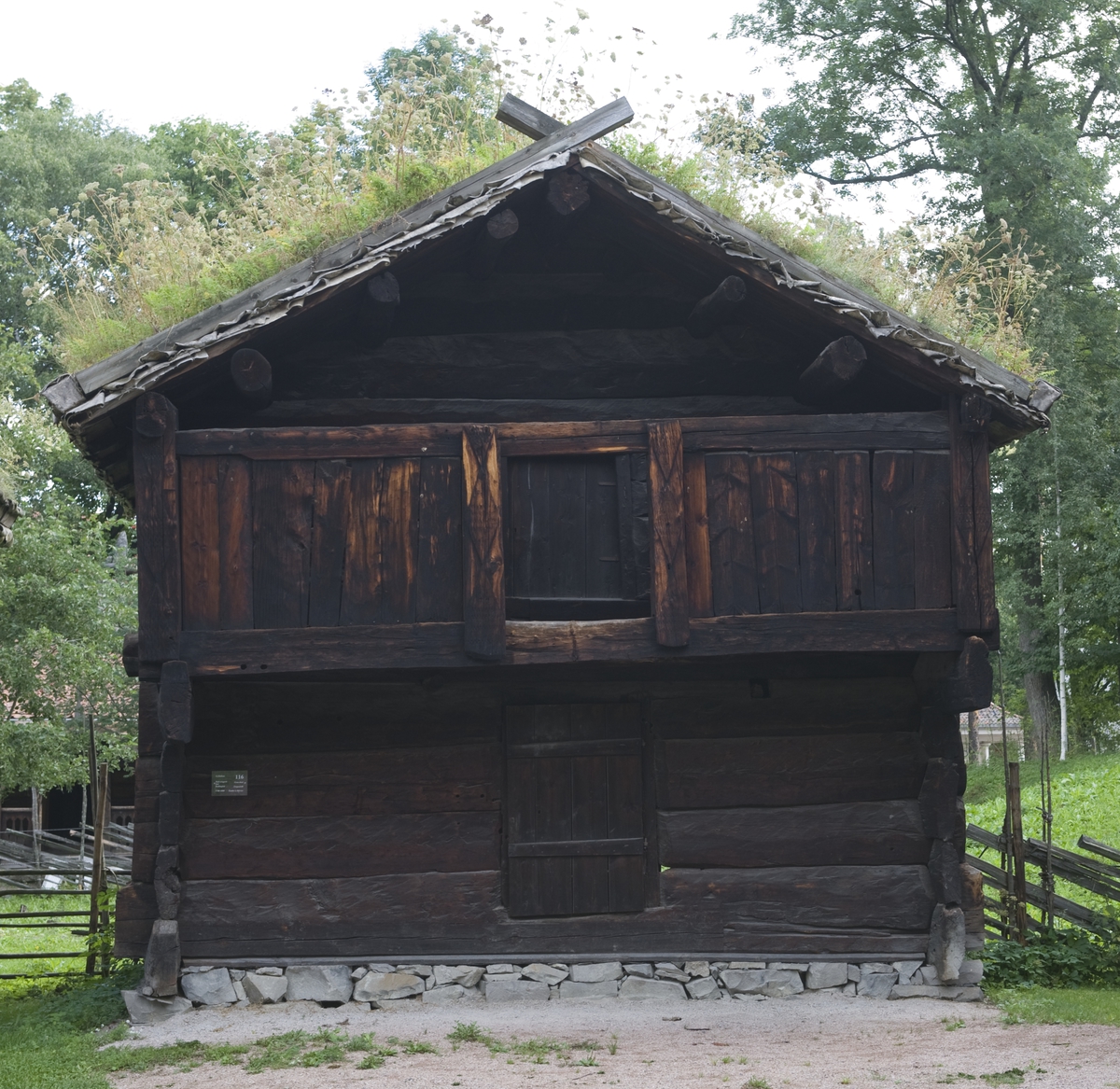Geitehus fra Halvorsgard, Hol. Hallingdalstunet på Norsk Folkemuseum, august 2010.