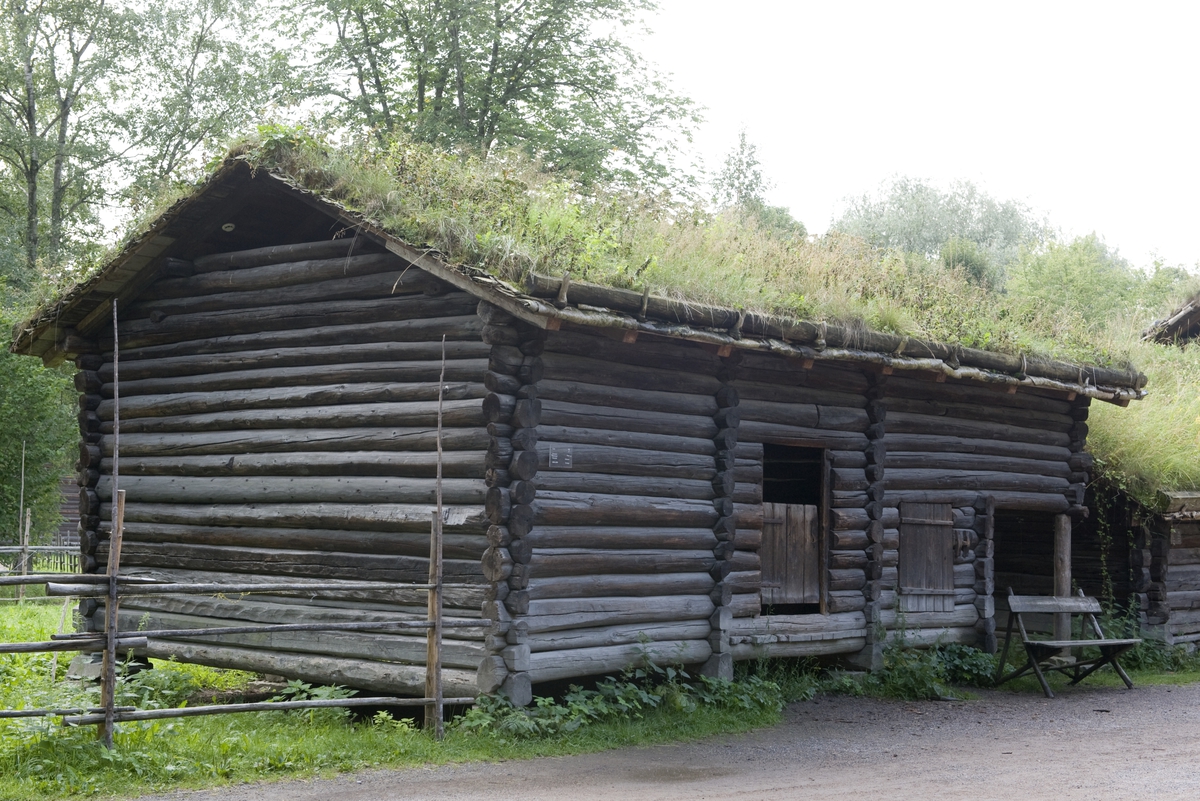 Løe fra Rysstad, Hylestad, Valle. Setesdalstunet på Norsk Folkemuseum, august 2010.