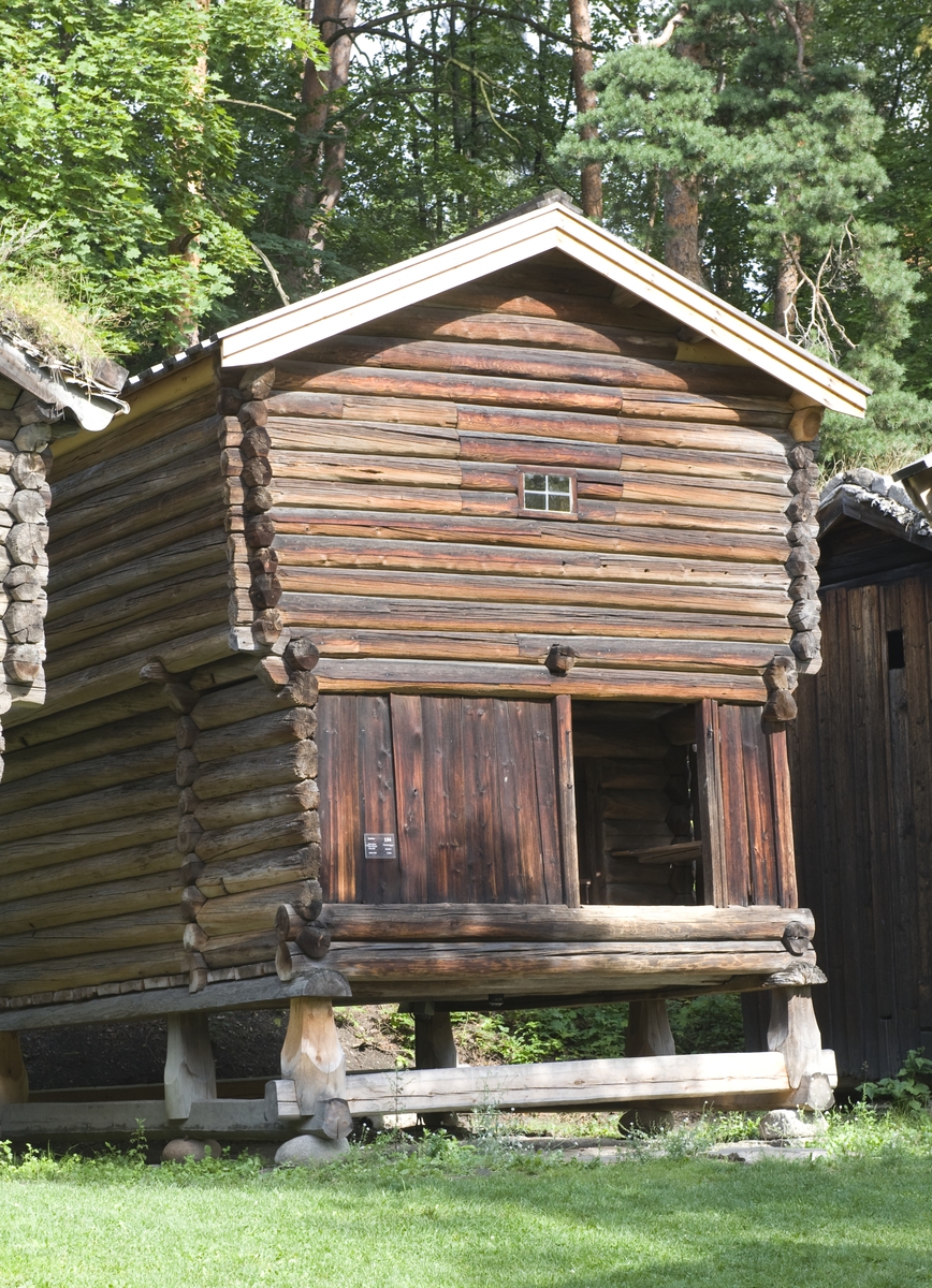 Stabbur fra Simenstua i Stor-Elvdal. Østerdalstunet, Norsk Folkemuseum, august 2010.