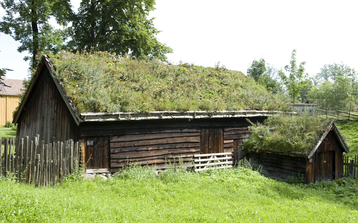Løe med stall fra Sandnes i Jølster, Sunnfjord. Fjordanetunet, Norsk Folkemuseum, august 2010.