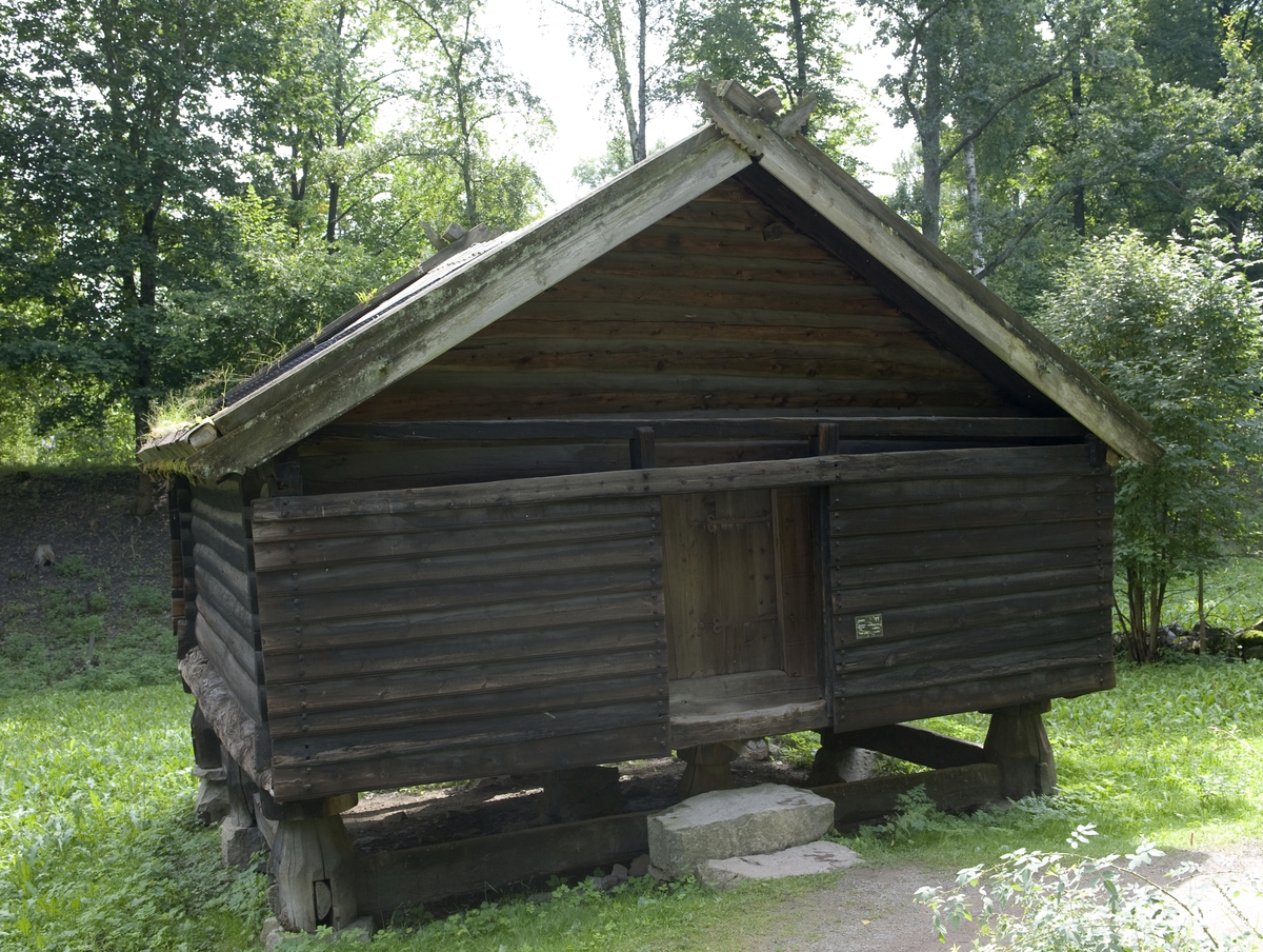 Sengebu fra Heimbære i Raundal, Voss. Hordalandstunet, Norsk Folkemuseum august 2010.