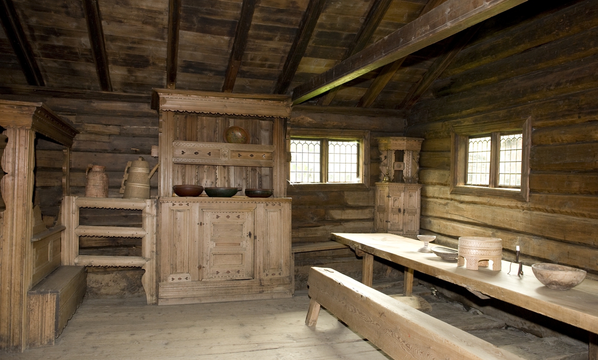 Interiør i stue fra Håli, Høre, Vang i Valdres. Hvitskurte møbler. Blyinnfattede ruter. Valdrestunet på Norsk Folkemuseum, august 2010.