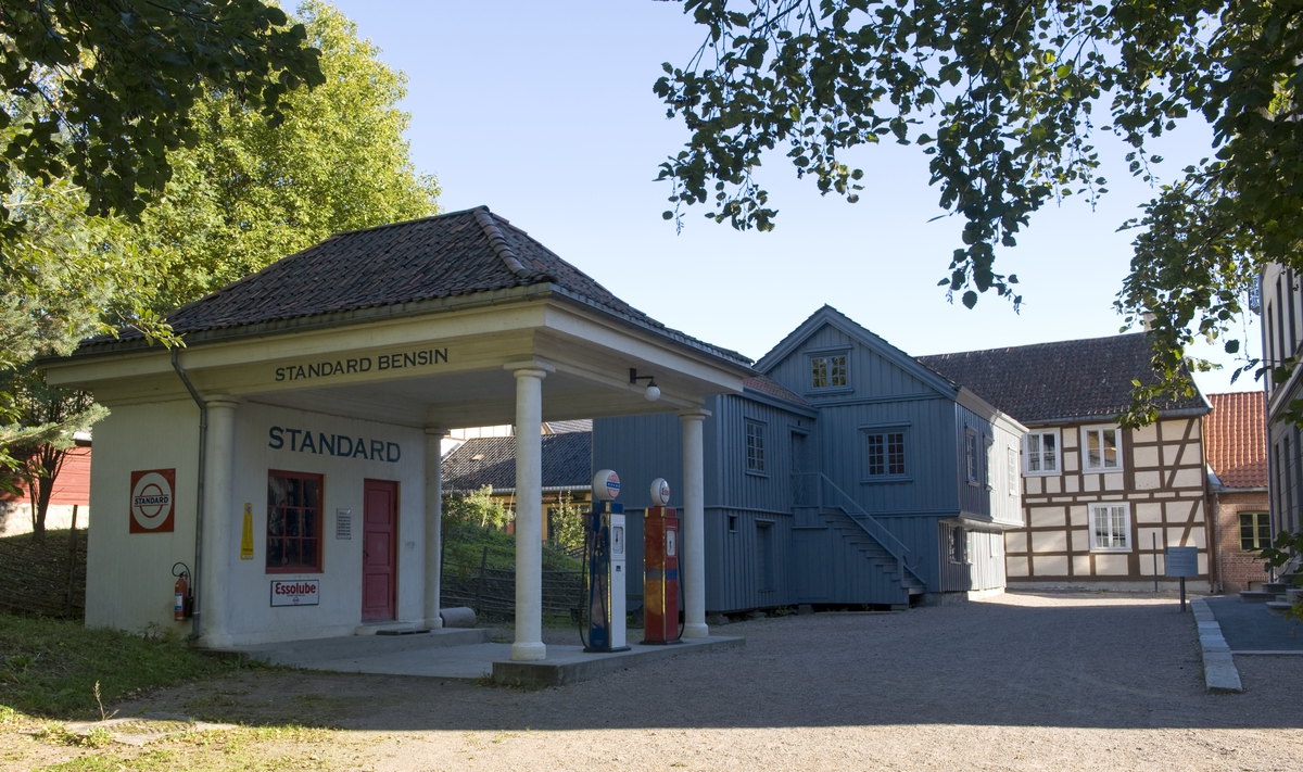 Kopi etter bensinstasjon fra Holmestrand. Bygård fra Kragerø og lagerbygning fra Rødfyllgata 12, Vaterland, Oslo, i bakgrunnen. Fotografert på Norsk Folkemuseum september 2010.