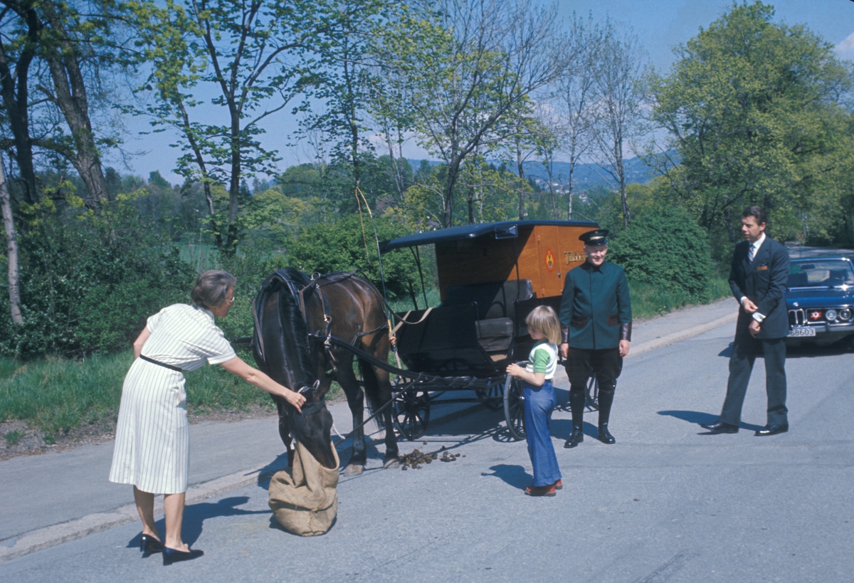 J. H. Andresen med familie kjører hest og vogn til Norsk Folkemuseum på Bygdøy.