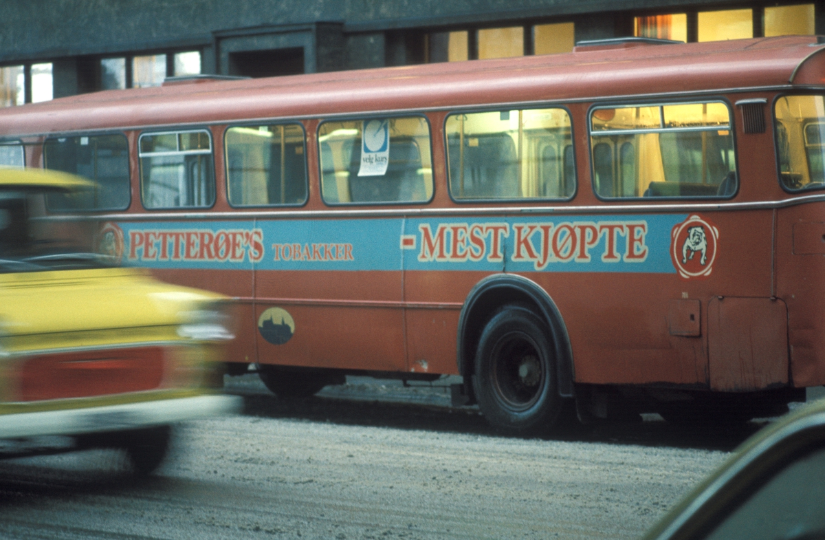 Buss med reklame for Petterøes. Kampanje for tobakksmerket Petterøes Veteran 1975.