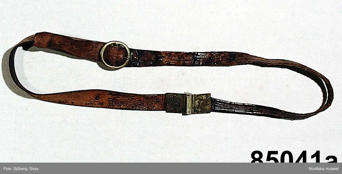 Huvudliggaren:
"Minnen efter professor Frithiof Holmgren.
a) Läderskärp med mässingsspännen och vidhängadne knif i slida.
b) Tobakspung med pipa. Pipan stämpel 'GENERAL'.
c) Ett par glasögon i fodral. Fodralet stämpel: 'J.  L. ROSE UPSALA IMPORTERAD'.
d) Pinecnez.
e) Börs, gråbrun med nickelgarnityr, innehållande 5 mynt.
f) Linjal längd 43 cm, bredd 5,5 cm. Af trä. Svartmålad med pärlbroderi.
g) 2 st nycklar med vidhängande träklamp, å hvilken läses: 'Akademi Sprutan No 2'."