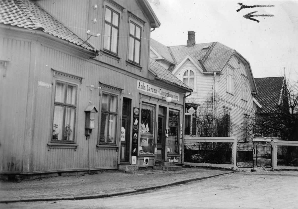 Gatebilde med kolonialforretningen Andr. Larsen, Fredrikstad 1935.