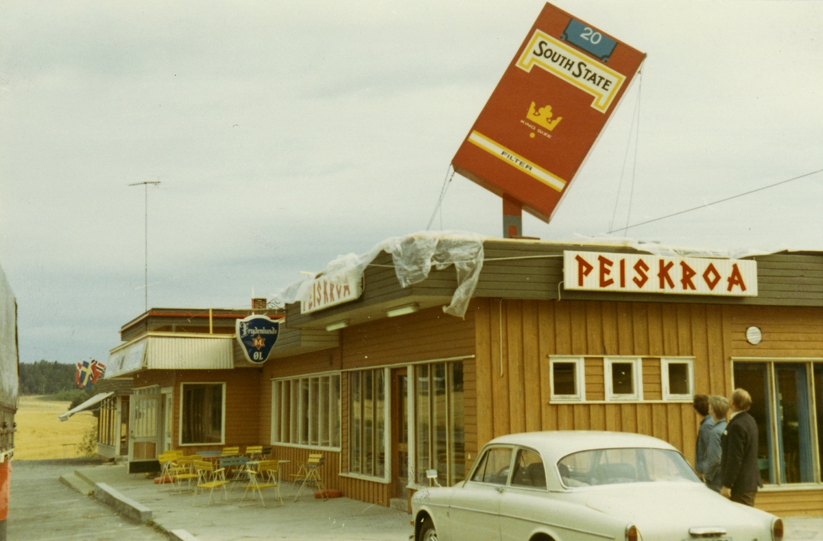 South State reklameskilt på taket til Peiskroa ved Hølen Camping i Vestby.