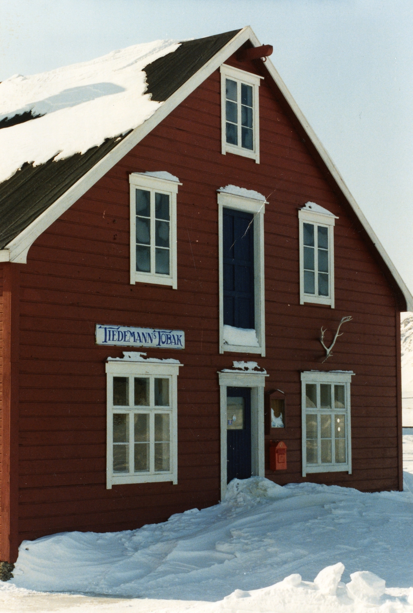 Gammel landhandel i Ny-Ålesund på Spitsbergen fotografert i 1988.