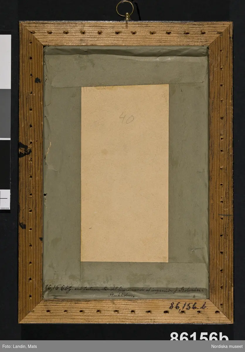 Huvudliggaren:
"2 porträtt (gravyrer) af C. v. Linné d. ä. a) Gravyr af  C. Bervic efter målning af Roslin. b) Gravyr efter målning af Kraft. 'Alla dessa saker (86,129-86,151) voro af Ingeniör Bolinder inköpta på auktion efter Kaptenskan Duse, som hade dem efter sin far.' Anteckning efter skriftlig, gåvan åtföljande förteckning. Sara Stina Duse, f. v. Linné g. m. kaptenen vid Nerkes och Vermlands regemente Hans Henrik Duse. G. enl. testamentariskt förordnande af ingeniör J. Bolinder, Stockholm 14/4 1899."Tillverkaruppgift enligt katalogkort.
/Annika Tyrfelt 2007-06-08