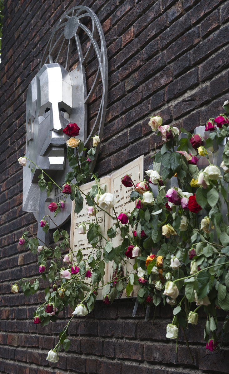 "Sorg i det offentlige rom". Nansenmonumentet ved Oslo Rådhus dekorert med blomster.