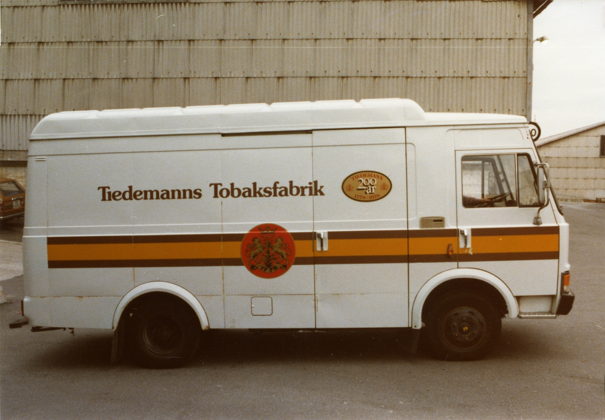 Bil med reklame for Tiedemann i forbindelse med Tiedemanns Tobaksfabriks 200-årsjubileum i 1978.