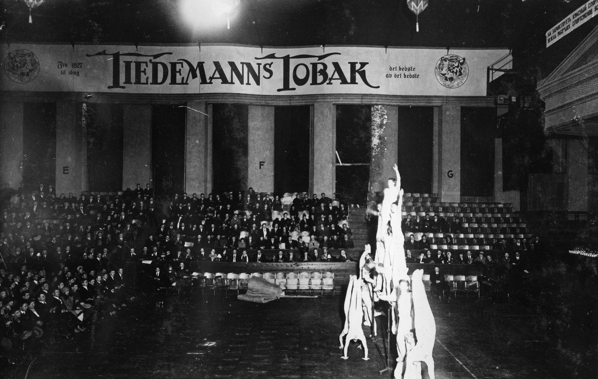 Sirkusforestilling av danske Cirkus Schumann med reklame for Tiedemanns Tobakk i september 1935. Ant. på Cirkusbygningen, også kalt Cirkus Verdensteatret, på Hakkon VIIs gate. Cirkus Schumann skal ha vært det sirkusselskap som gav den siste forestillingen i huset før det ble revet i oktober 1935.