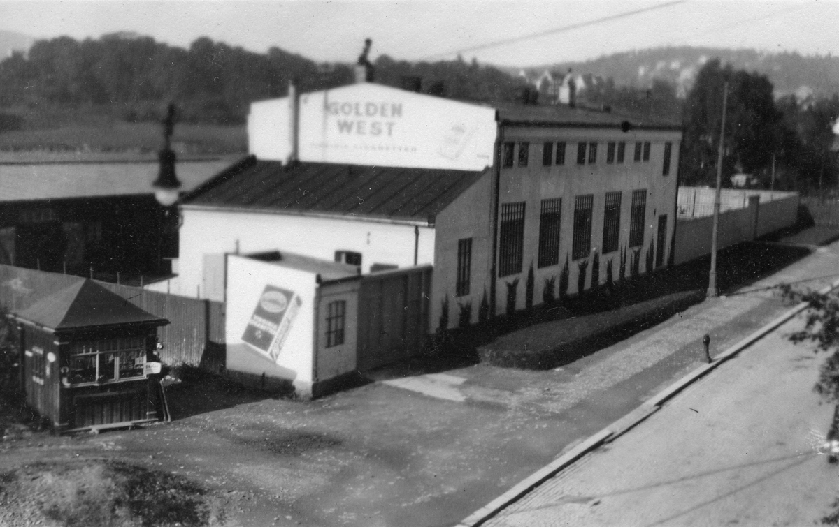 Tiedemanns eskefabrikk på Bergensgate før utvidelsen på 50-tallet. Fasadereklame for Golden West sigaretter.