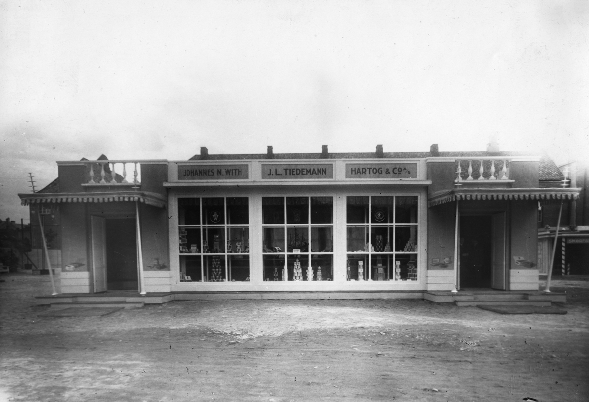 Varemessen i Bergen 1927. Fællesutstilling for J.L. Tiedemanns Tobaksfabrik, A/S Johannes N. With Tobakkfabrikker og Hartog & Co A/S.