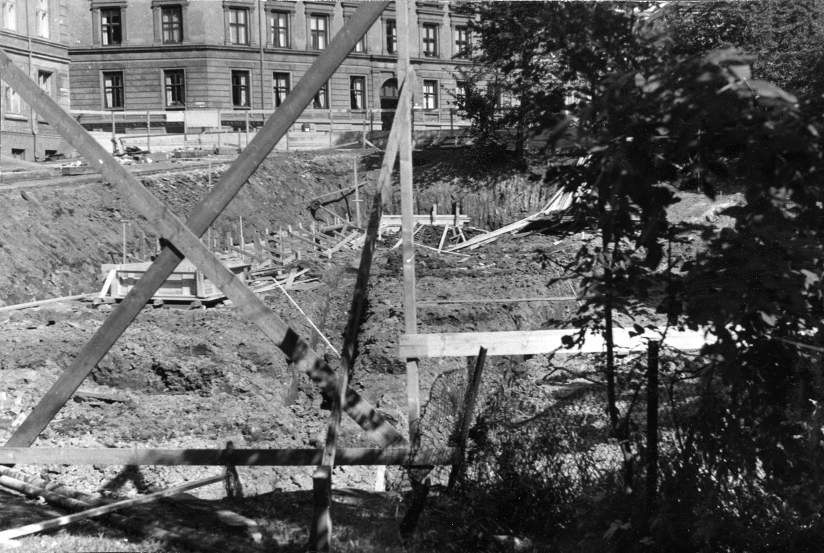 Konstruksjon av garasje og lager ved Tiedemanns Tobaksfabrik i Stensberggate i 1954.