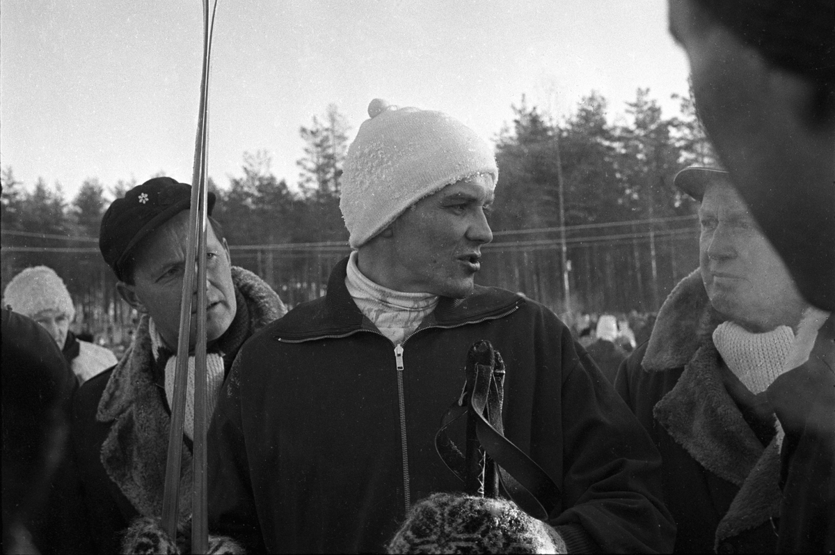 Skiløper i midten i målområdet. Svenska Skispelen i Falun i 1967.