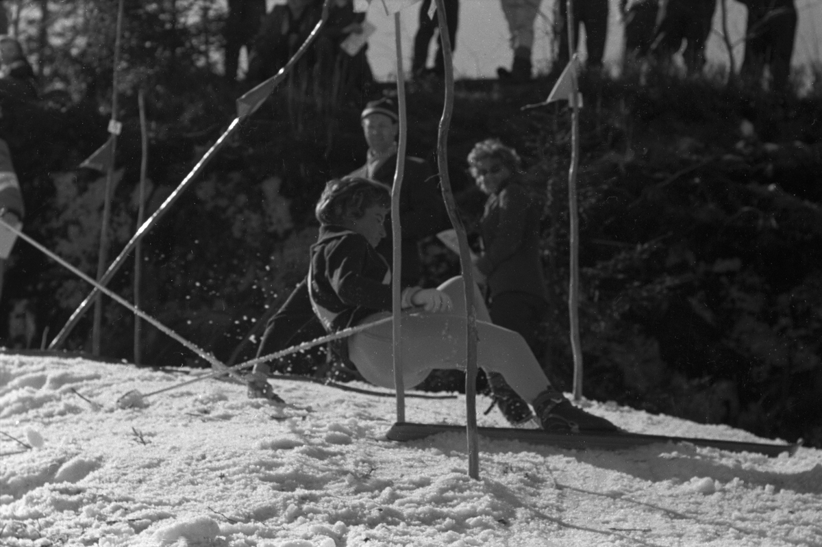 En av alpinistene på vei ut av løypa.  Blåveis-rennet, Kolsås 9. april 1961.  Fotografert av Johan Brun.