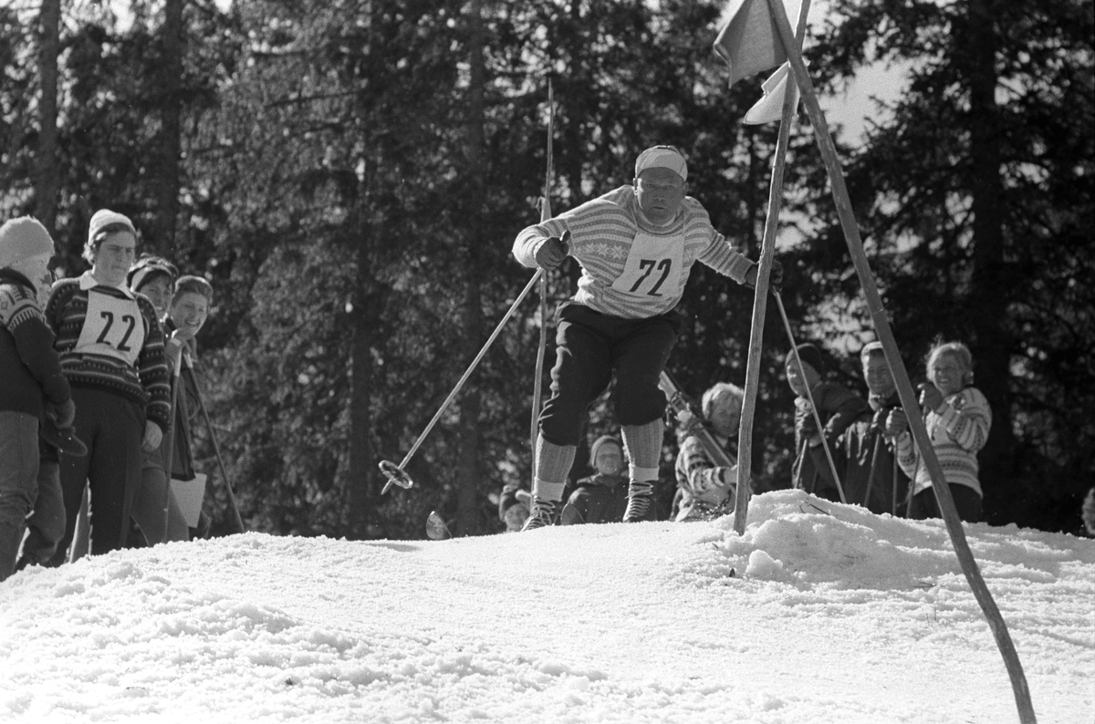 Erling Lorentzen med startnummer 72 i flott driv gjennom slalåmportene.  Blåveis-rennet, Kolsås 9. april 1961.  Fotografert av Johan Brun.