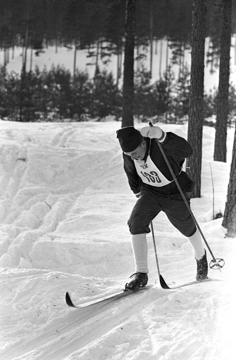 Skiløper med startnummer 133 i sporet under NM i langrenn for juniorer på Eidsvoll 1963.