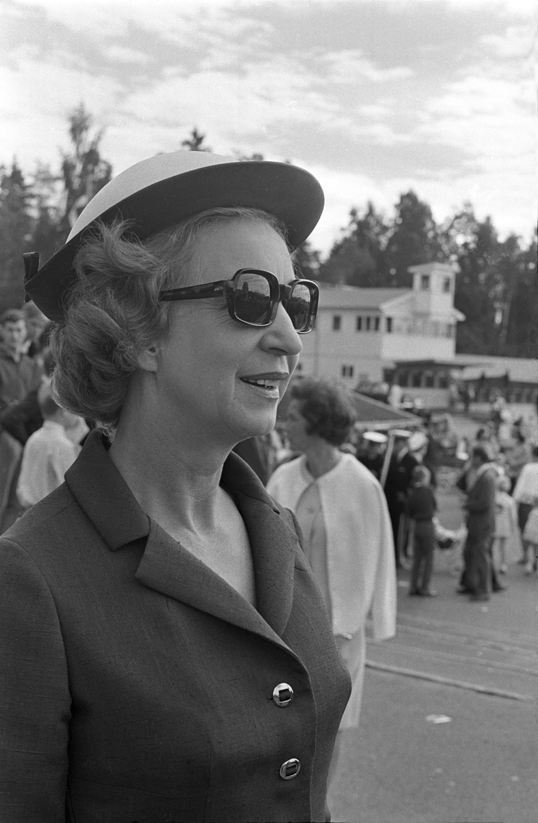 Skuespiller Wenche Foss på damenes hatteparade under Norsk Derby på Øvrevoll galoppbane i Bærum 20. august 1967.