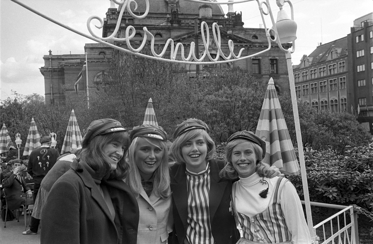 Russen viser russemoter utenfor uterestauranten Pernille i Oslo i mai 1965.  Antatt  russeprinsesse nummer to fra høyre. Nationaltheatret skimtes i bakgrunnen.